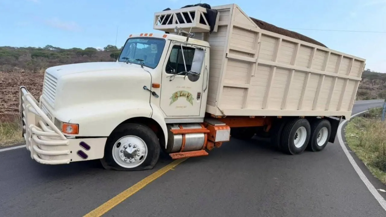 Sujetos armados bloquean cuatro carreteras en poblados de Cotija, Michoacán