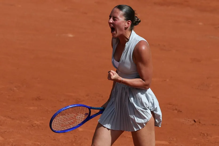 La ucraniana Marta Kostyuk celebra tras vencer a la española Oksana Selekhmeteva en la primera ronda del Abierto de Francia en Roland Garros - Foto: AFP