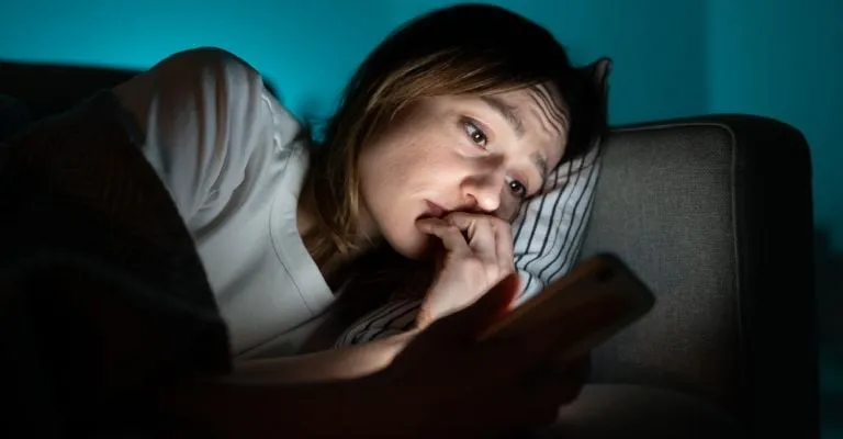 Tras 21 días sin celular, estudiantes duermen mejor, tienen menos depresión y mayor paz mental