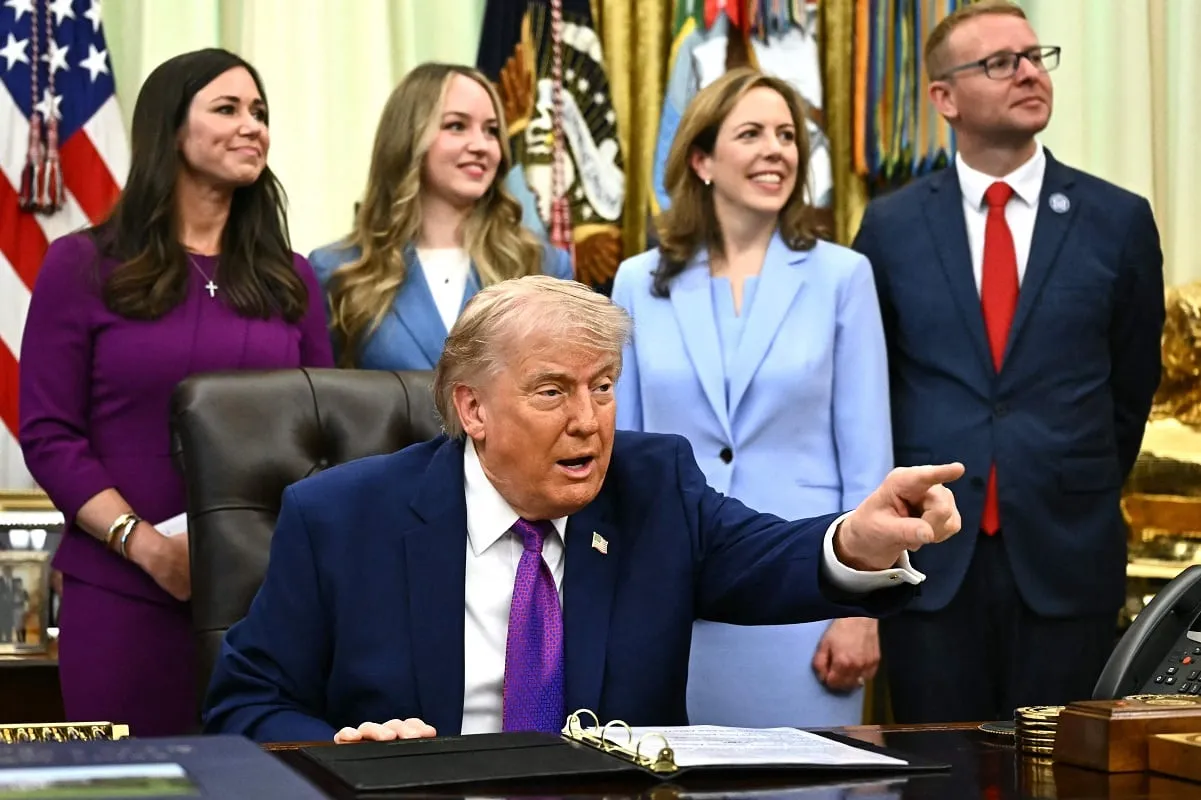 Trump dice que suspenderá impuesto a gasolina, hasta que bajen los precios; requiere aval del Congreso