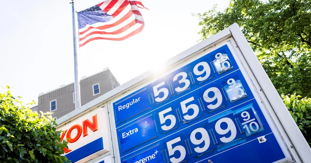 Trump le copia el plan a México: Analiza bajar impuestos a combustibles para evitar un gasolinazo