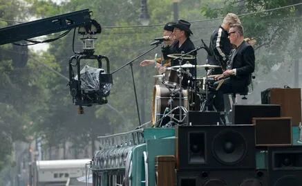 U2 “baila” en el Salón Los Ángeles, en la colonia Guerrero; Bono saluda a fans tras larga jornada de grabaciones en la CDMX
