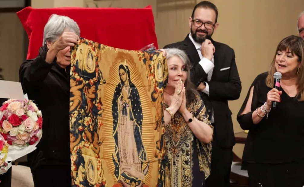 Verónica Castro sorprende a Juan Ferrara con emotivo regalo y mensaje de despedida