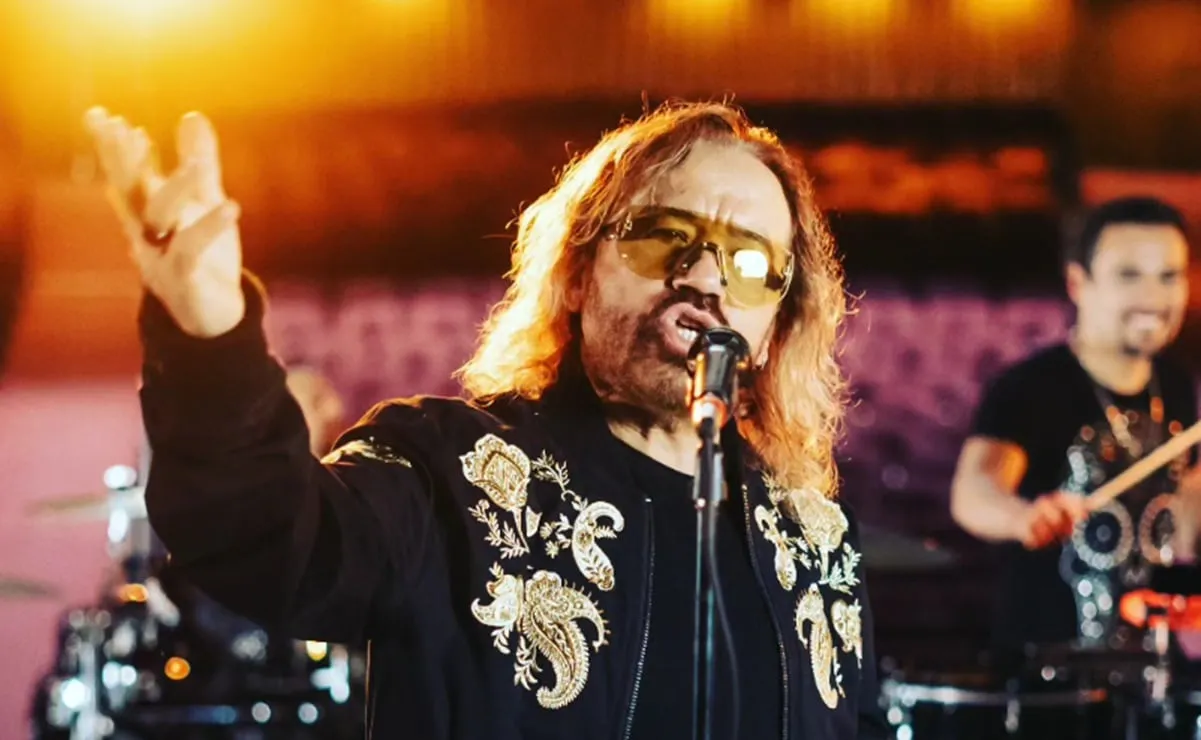 Vocalista de Los Acosta reacciona en concierto luego de que un fan le lanzara una texana; el grupo se disculpa | El Universal