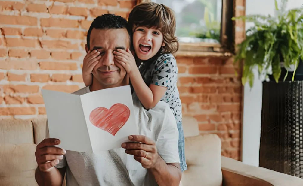 Ya sea en cartas o mensajes de WhatsApp, dile a papá cuánto lo quieres. Foto: Pixabay