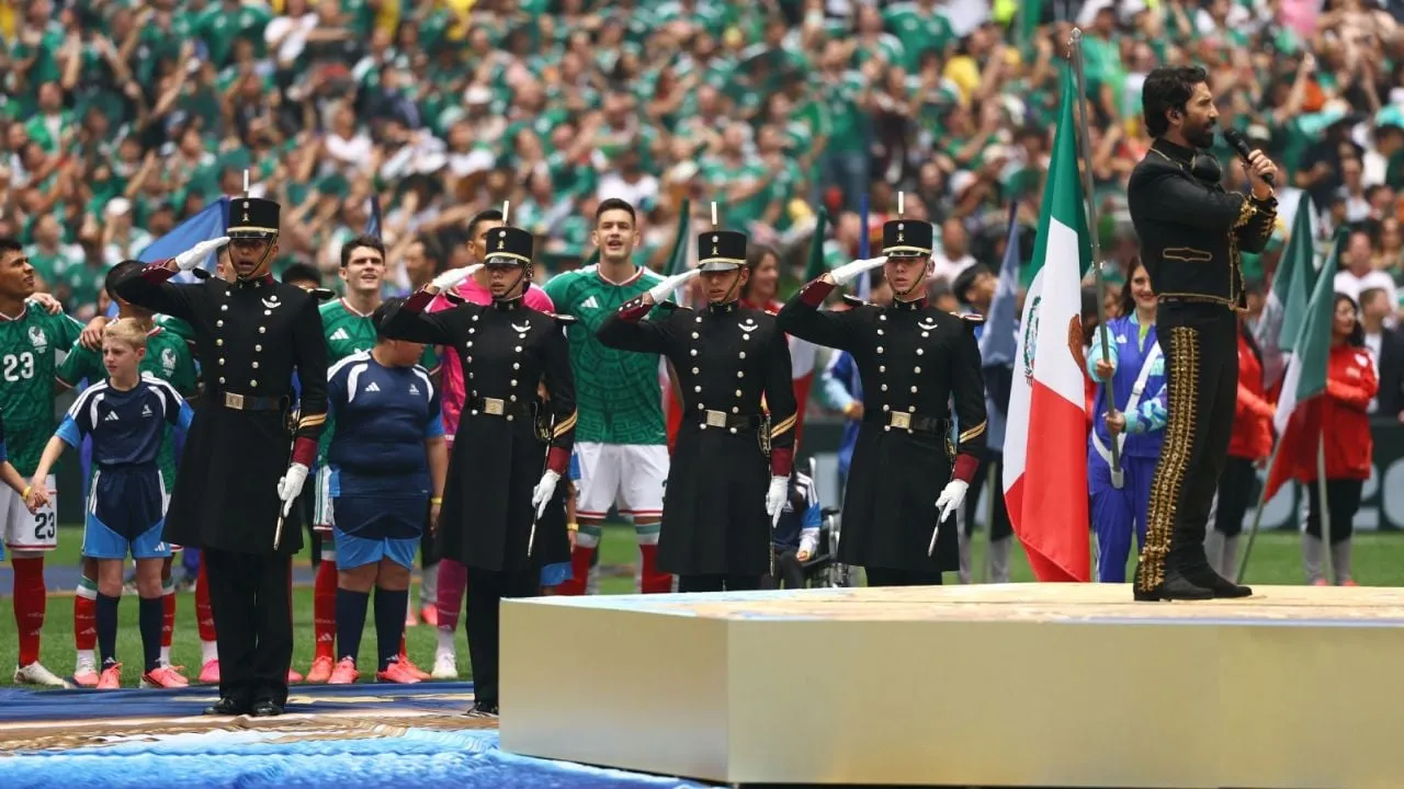 Alejandro Fernández estremece al Estadio Azteca con emotiva interpretación del Himno Nacional Mexicano