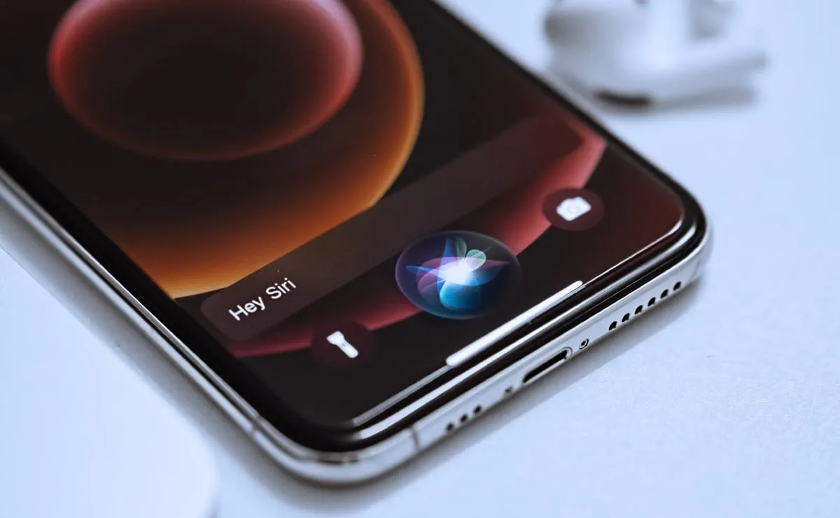 Apple y la UE se culpan por demora en lanzamiento de Siri-AI; el famoso asistente fue renovado y ya está disponible, no en Europa