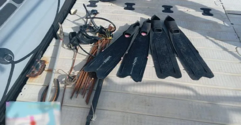 Aseguran embarcación con combustible y equipo para pesca submarina ilegal en Yucatán