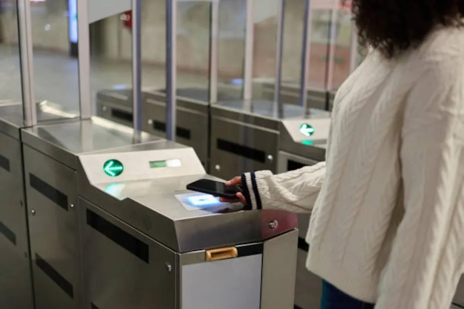 La estrategia busca modernizar el transporte público y ampliar el acceso a herramientas financieras digitales durante la Copa del Mundo. Foto: Unsplash