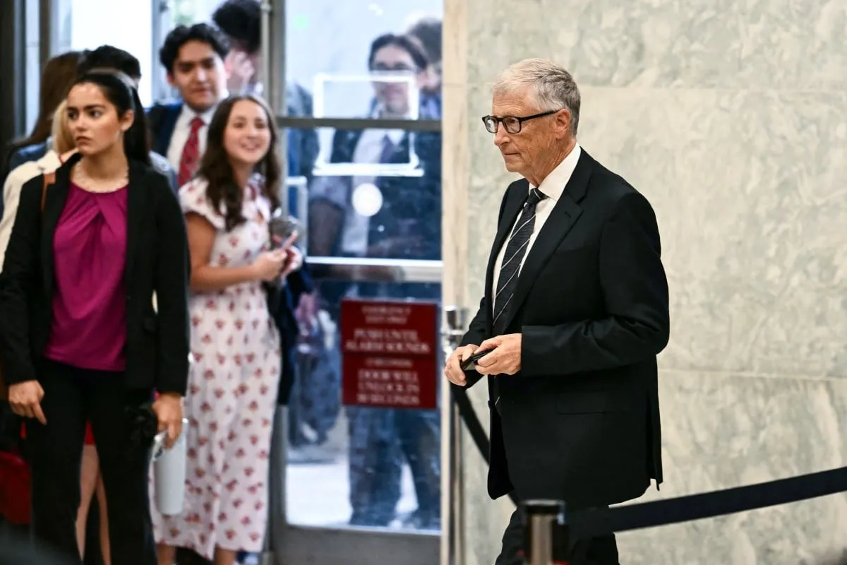 Bill Gates dice que se arrepiente de su relación con Epstein; lo acusa de presionarlo con información de infidelidad