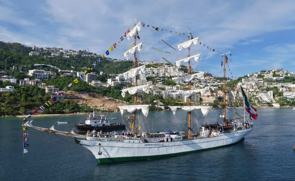 Buque Escuela Cuauhtémoc arriba al puerto de Acapulco (23/06/2026). Foto: Especial
