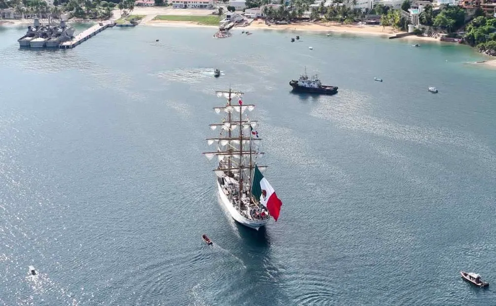 Buque Escuela Cuauhtémoc arriba al puerto de Acapulco (23/06/2026). Foto: Especial