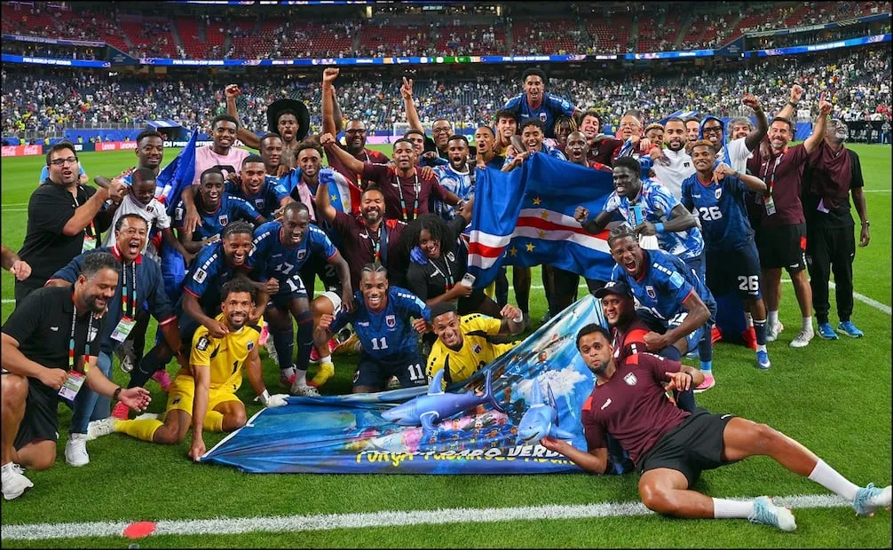 Jugadores de la selección de Cabo Verde celebran tras sellar su pase a la siguiente ronda del Mundial 2026. FOTO: EFE