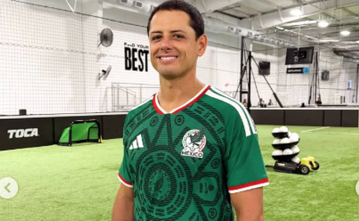 Chicharito luce la nueva camiseta de la Selección Mexicana: "Se me metió una basurita en el ojo"