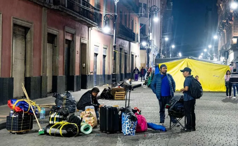 Miembros de la Coordinadora Nacional de Trabajadores de la Educación (CNTE) levantan sus cosas y se retiran del plantón en el Centro Histórico de la Ciudad de México. Foto: Hugo Salvador / EL UNIVERSAL