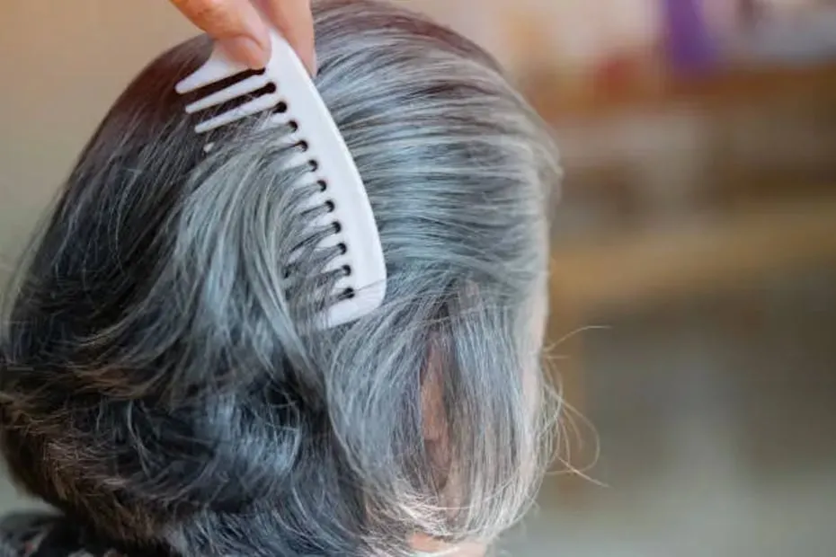 Las canas, a diferencia del resto de cabello, son más frágiles y propensas a romperse. Foto: Unsplash