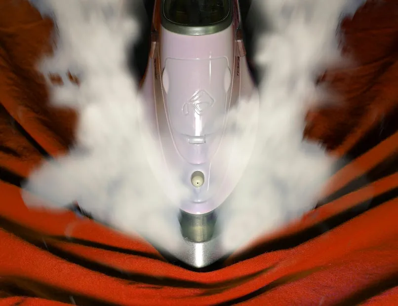 El agua destilada logrará destapar y limpiar las salidas del vapor. Foto: Unsplash