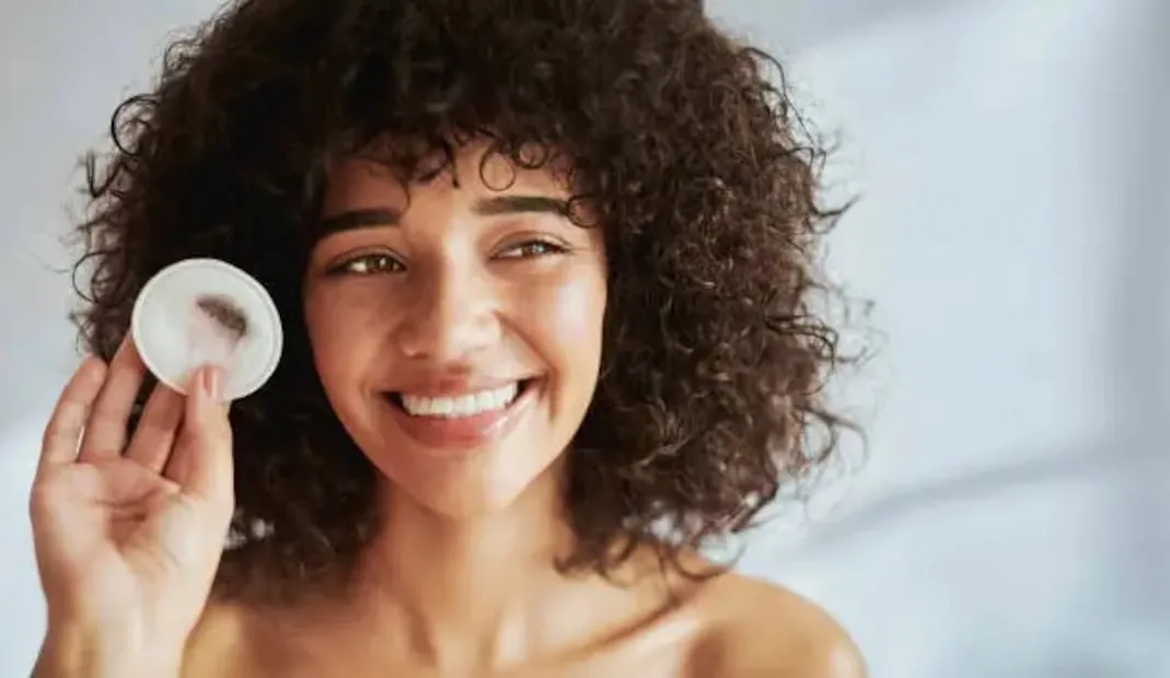 Retira tu máscara waterproof gentilmente y lava tu cara para eliminar rastros de maquillaje. Foto: Unsplash