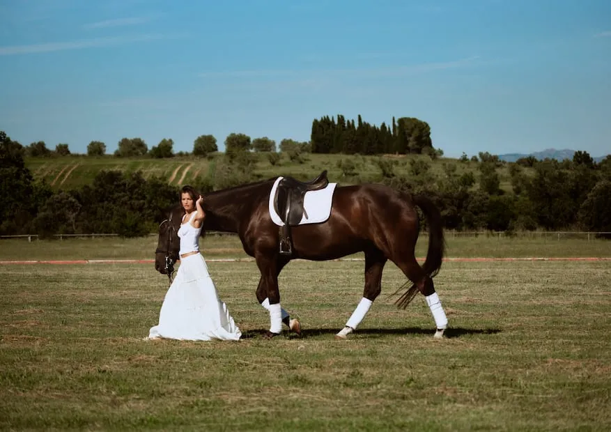 El color blanco es el protagonista de la colección. Foto: Cortesía Stradivarius