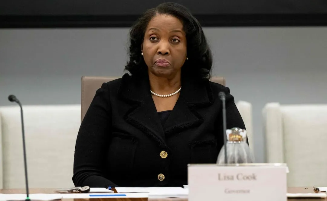 Lisa Cook, miembro de la Junta de Gobernadores de la Reserva Federal de EE. UU., asiste a una reunión abierta de la Junta de la Reserva Federal para debatir las revisiones propuestas a los estándares suplementarios de la ratio de apalancamiento en el edificio de la Junta en Washington, D. C., el 25 de junio de 2025. Casi 600 economistas firmaron una carta abierta expresando su apoyo a la gobernadora de la Reserva Federal, Lisa Cook, y a la independencia del banco central estadounidense, mientras Cook lucha contra el intento del presidente Donald Trump de destituirla. Foto: AFP