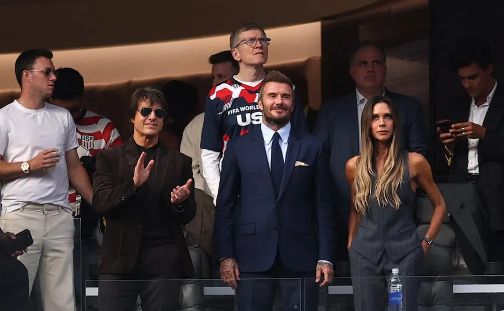 Tom Cruise, David y Victoria Beckham durante el partido del Grupo D de la Copa Mundial de la FIFA 2026 entre Estados Unidos y Paraguay en el Estadio de Los Ángeles.
Foto de Stu Forster / GETTY IMAGES NORTH AMERICA / Getty Images vía AFP.