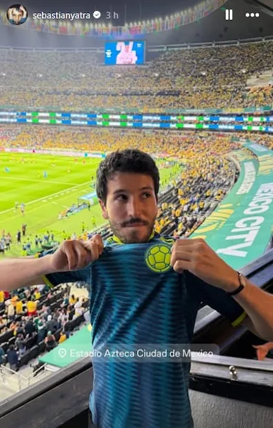 El cantante se unió a los aficionados para apoyar a su selección desde el estadio. Foto: Instagram.