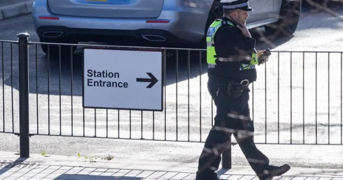 Dos trenes chocan en Bedford, centro de Inglaterra: ‘Uno frenó por falla en el sistema de seguridad’