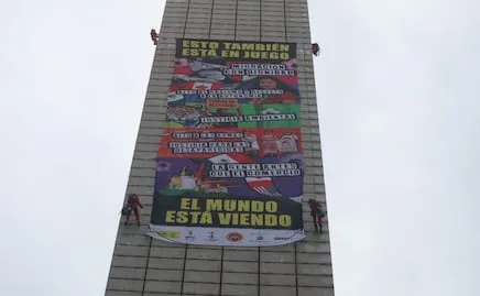 Greenpeace y más de 100 ong exigen priorizar temas en México previo al Mundial 2026; despliegan manta en la Estela de Luz