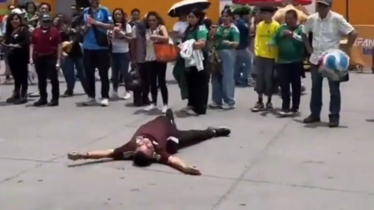 El 'oso' del Mundial 2026: Aficionado mexicano intenta lucirse con su control de balón y se tropieza en pleno Fan Fest del Zócalo