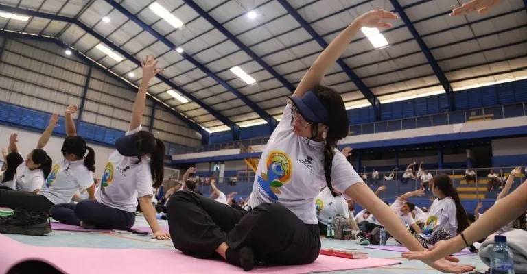 Aunque el tema de este Día Internacional del Yoga es el envejecimiento saludable, muchas personas jóvenes recurren también a esta práctica