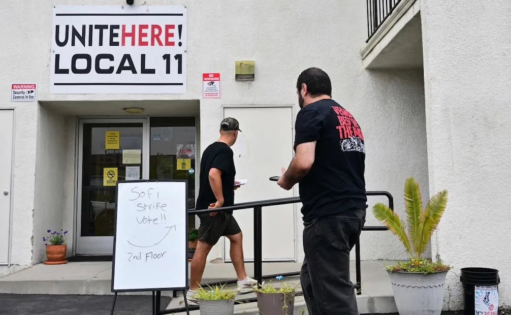 Empleados del SoFi Stadium votaron a favor de autorizar una huelga durante el Mundial 2026. (04/06/2026). Foto: AFP