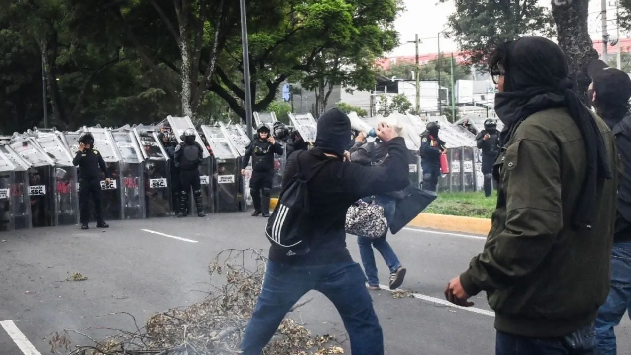 Enfrentamientos, saqueos y daños a vehículos: el caos del “bloque negro” afuera del Azteca