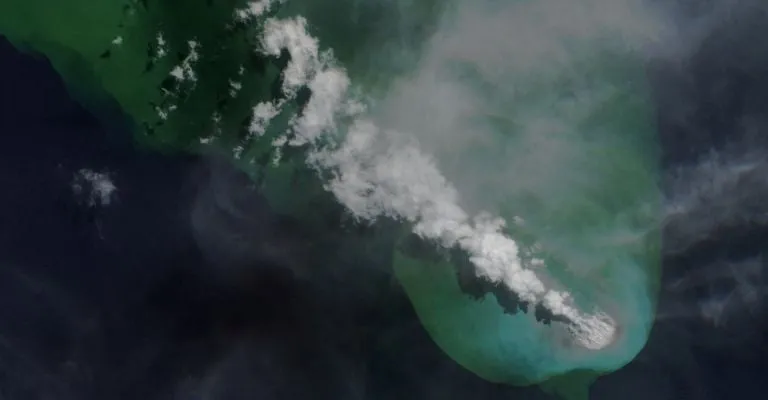 Erupción submarina genera balsas de piedra pómez que bloquean parte de una isla en Papúa Nueva Guinea