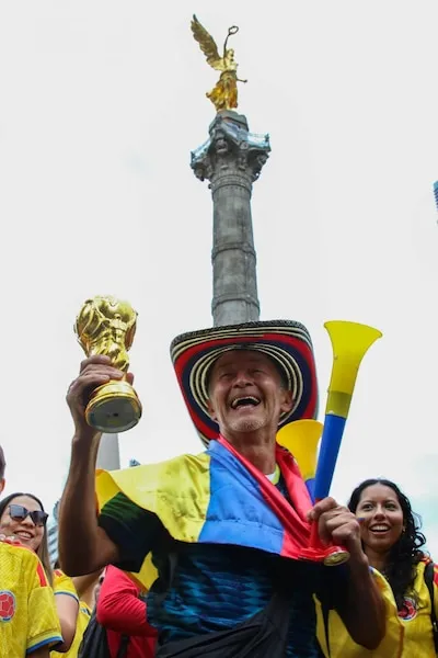 Aficionados de Colombia se congregaron en el Ángel de la Independencia en Reforma. (Foto: Cuartoscuro)