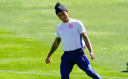 La figura peruana Yoshimar Yotún celebra la décima de Cruz Azul