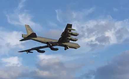 Reportan caída de bombardero en base aérea de California; se estrella poco después del despegue