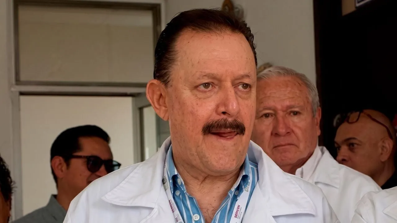 Hombres armados irrumpen en vivienda de director de un hospital en Veracruz y lo apuñalan; lo reportan grave