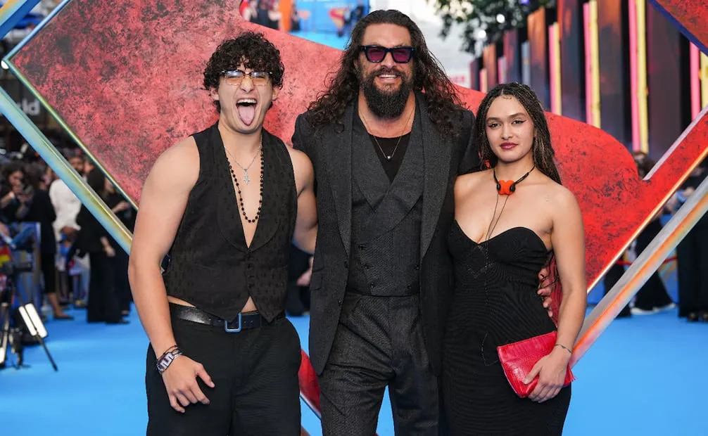 Nakoa-Wolf Momoa, Jason Momoa y Lola Iolani Momoa posan para los fotógrafos.
Foto de Scott A Garfitt//Invision/AP.