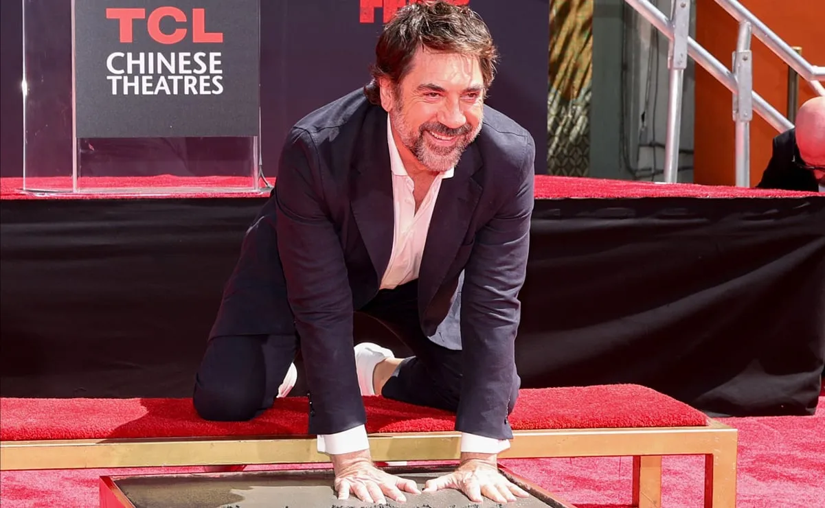 Javier Bardem inmortaliza sus huellas en Hollywood; dedica el reconocimiento a su madre y a su familia