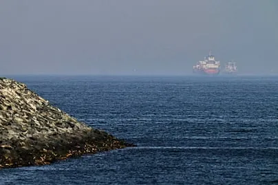 Irán cierra el estrecho de Ormuz; amenaza con disparar contra embarcaciones que intenten cruzarlo