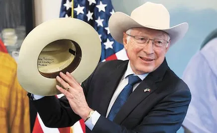 Ken Salazar acusa que AMLO teme lo que "El Mayo" Zambada pueda revelar; expone crisis migratoria y fallas de Biden en nuevo libro