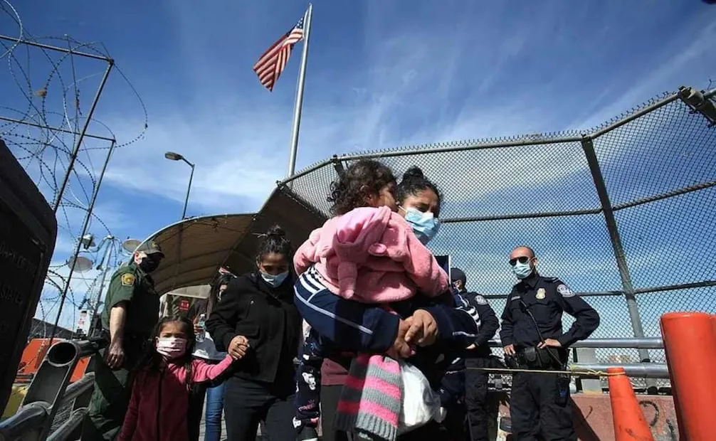 Grupos de migrantes centroamericanos son deportados desde Estados Unidos a México, en una fotografía de archivo. Foto: EFE