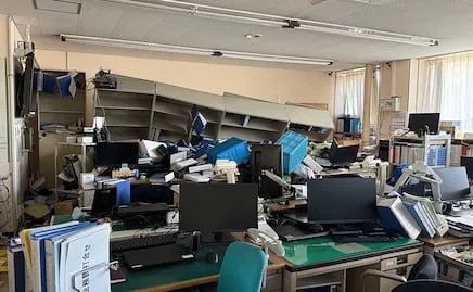 La Guaira, como zona de guerra tras terremotos; “lo he perdido todo”
