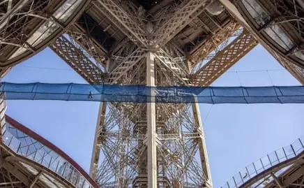 Cómo es el nuevo puente colgante de la Torre Eiffel