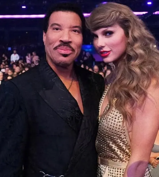 Lionel Richie interrumpe y luego suspende concierto en Minnesota tras sentirse indispuesto en el escenario