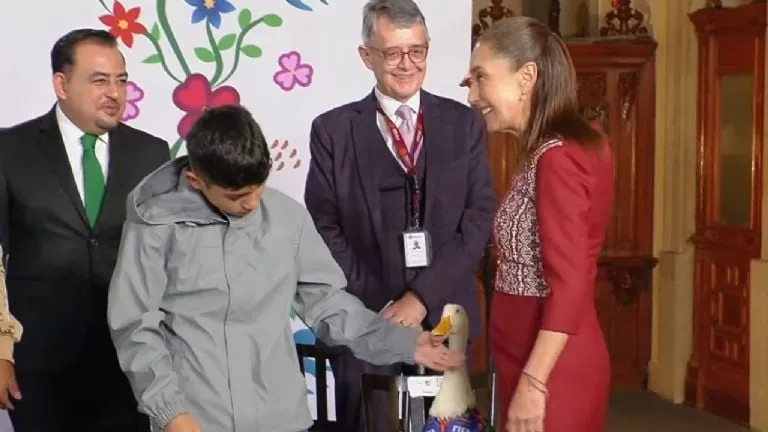 Llevan al pato Merlín a la conferencia de Sheinbaum tras viralizarse en redes sociales