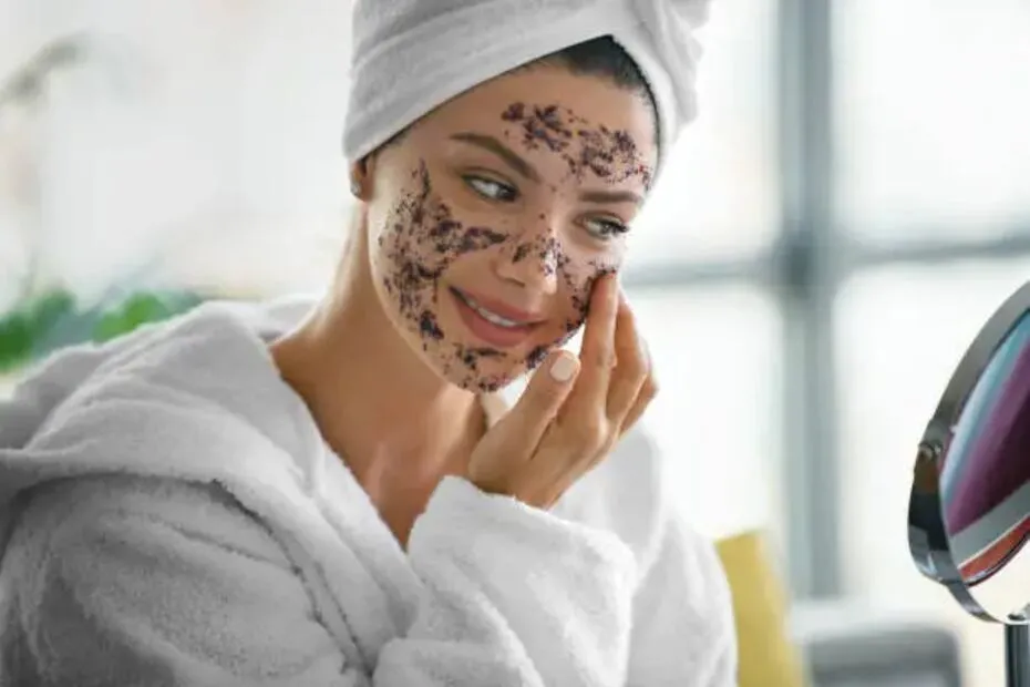 Exfoliar la piel con frecuencia daña la barrera cutánea y favorece la salida de manchas. Foto: Unsplash