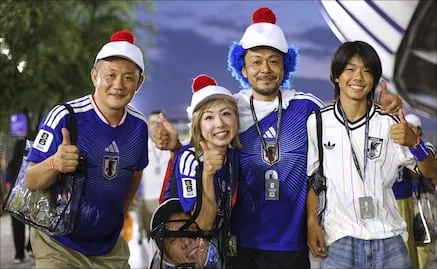 Mundial 2026: Afición de Japón reparte bolsas a mexicanos para limpiar juntos el estadio Monterrey