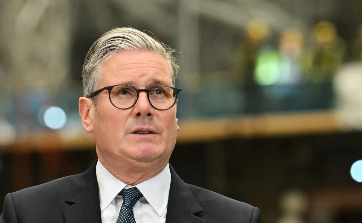 Ministros de Starmer le piden dimitir tras la victoria electoral de Burnham, reportan; crece presión y baja apoyo al líder británico