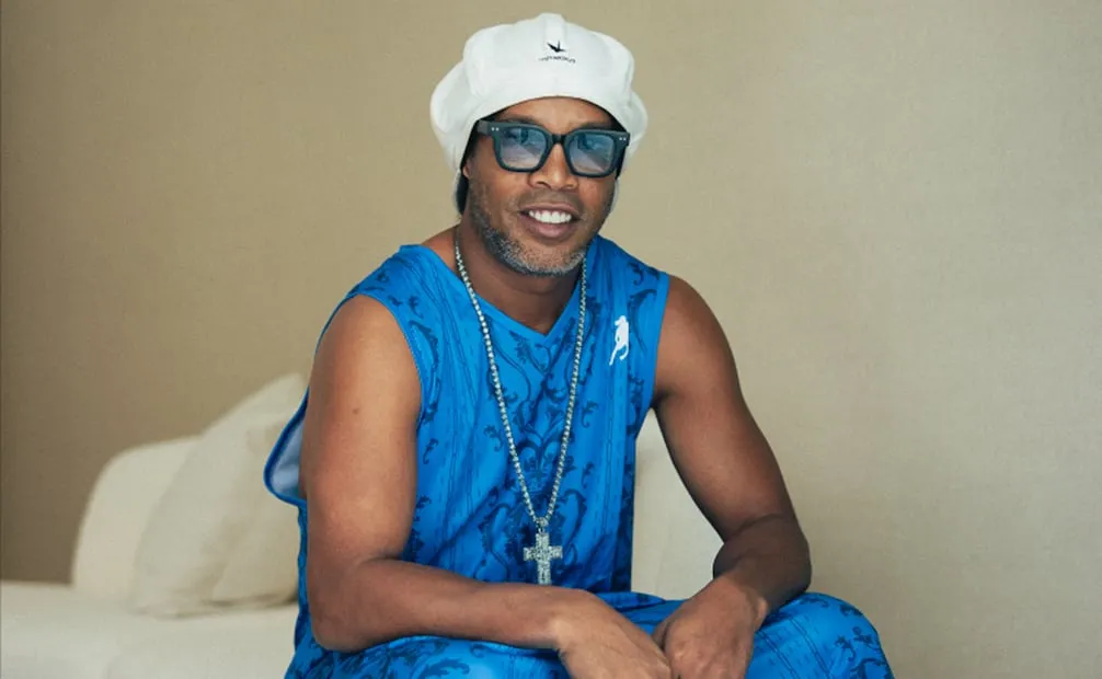 Fotografía cedida por el sello discográfico Tu Música del exfutbolista de Brasil Ronaldinho Gaúcho, quien estrenó "Camisa 10", el primer álbum musical de su propio sello internacional, un proyecto que reúne a más de una veintena de estrellas de la música de diferentes países, como Pitbull, Sean Paul y Juan Magán.
EFE.